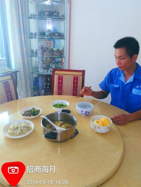 業(yè)主為表達(dá)感謝，請家具安裝師傅在家吃飯