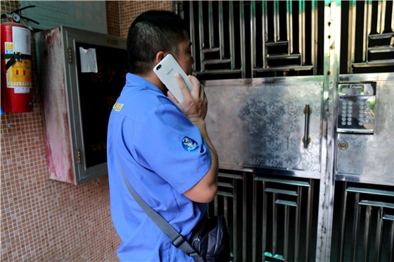 家具安裝師傅繼續(xù)電話(huà)聯(lián)系業(yè)主