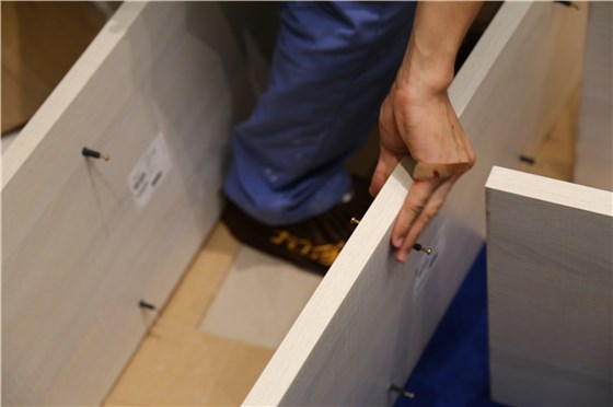 左右手家具安裝師傅磕磕碰碰常用的事情，手指受傷，繼續(xù)工作