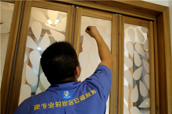 左右手家具拆裝師傅在拆折疊門(mén)