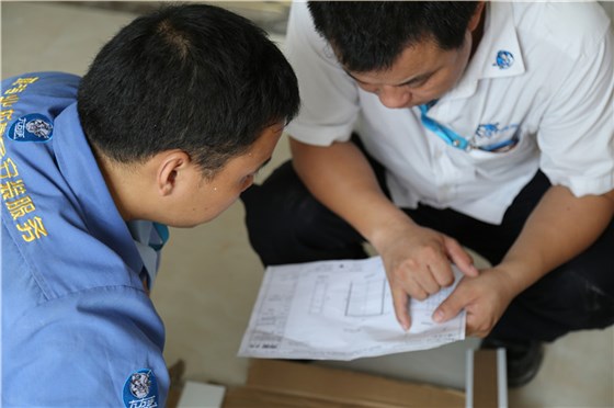 家具安裝過程中，左右手安裝師傅默契的配合