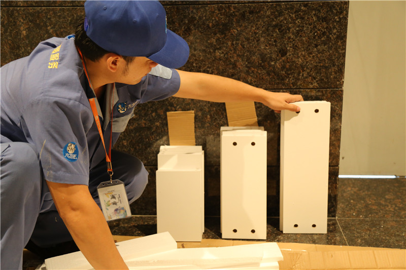 左右手家具安裝師傅耐心的等待客戶，遵守契約精神