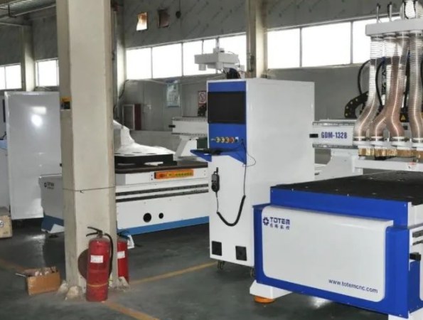 板式家具十大品牌：板式家具數(shù)控開(kāi)料機(jī)有什么優(yōu)缺點(diǎn)？