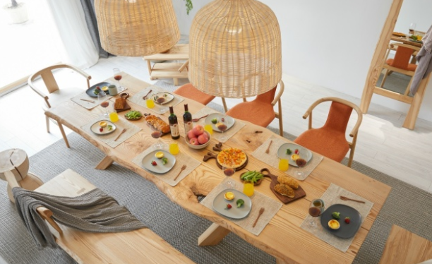 杭州居家裝修：實(shí)木家具和原木家具有區(qū)別嗎？