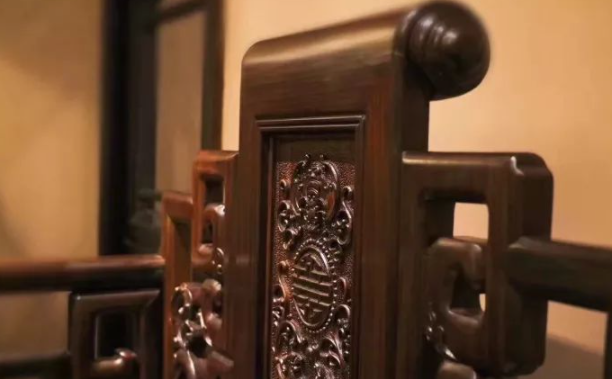 中國傳統(tǒng)紋飾：紅木家具紋飾內(nèi)的灰塵，究竟該如何保養(yǎng)，清塵