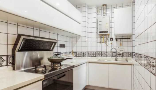 實木烤漆柜門：定制櫥柜門板的材質(zhì)應(yīng)該選什么，吸塑的還是烤漆的？