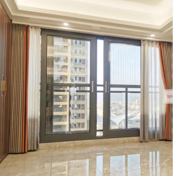 歐式窗簾布藝：客廳與陽臺連在一起，窗簾怎么安裝才好看?