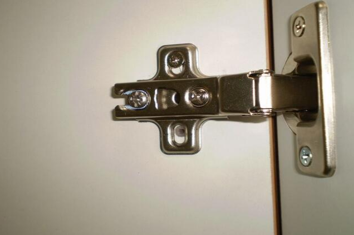 【鉸鏈配件安裝】衣柜鉸鏈安裝的步驟是什么？