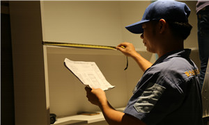 安裝師傅進(jìn)行衣柜安裝量尺 安裝師傅進(jìn)行衣柜安裝量尺