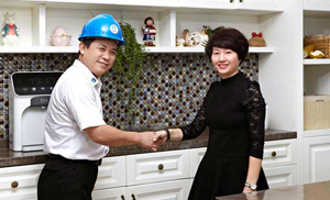 衣柜安裝師傅與用戶握手 衣柜安裝師傅與用戶握手