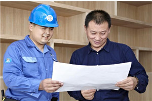 家具安裝師傅與用戶確認圖紙 家具安裝師傅與用戶確認圖紙